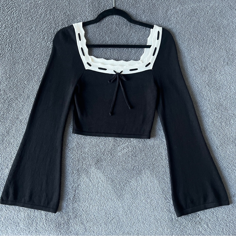 ✨Chic Black and White Women's Crop Top